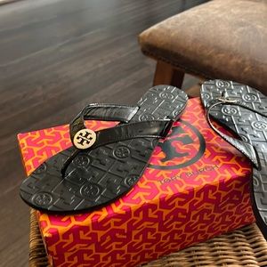 Tory Burch Thora patent calf flip flop, black, 8M